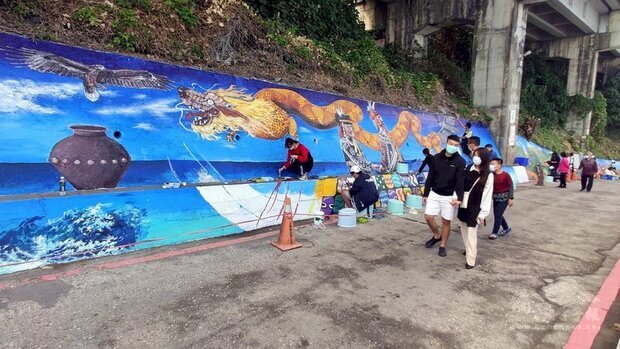 位於台東南迴公路旁的多良火車站入口處有80公尺長擋土牆,近日經台東女中美術班學生彩繪,呈現排灣族的文化及生活型態。