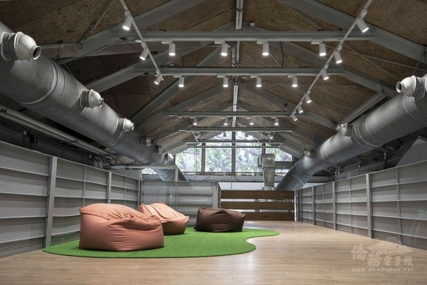 館內還有「挑高平台」，文化局解說，該空間以地毯、懶骨頭取代桌椅，讓讀者享有宛如在家空間，可以更放鬆姿態讀書。