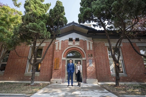 護城河畔唯美圖書館「紅磚玻璃屋」3月開館