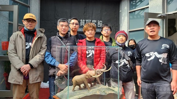 「小門地質探索館」華麗變身,背後靠著是蕭青陽(右一)團隊的創意與台灣一群優秀工藝師的傑出手藝攜手打造。