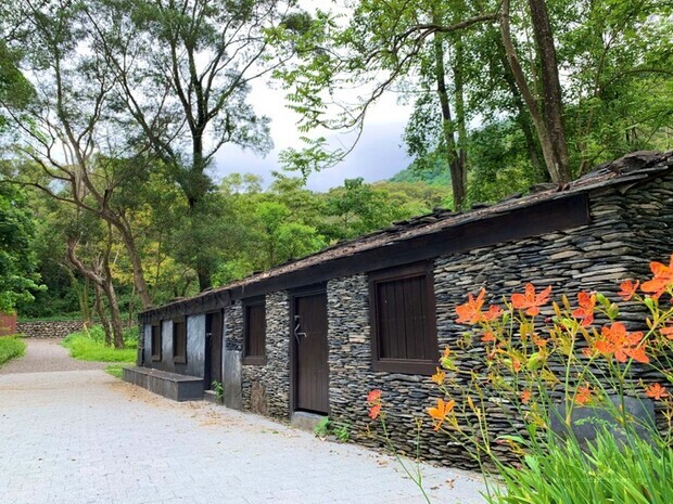 屏東三地門森林公園步道全長約800公尺，沿途可見石板屋、陶壺等排灣族特色，遊客走訪健行之餘也能認識排灣族文化。（茂林國家風景區管理處提供）