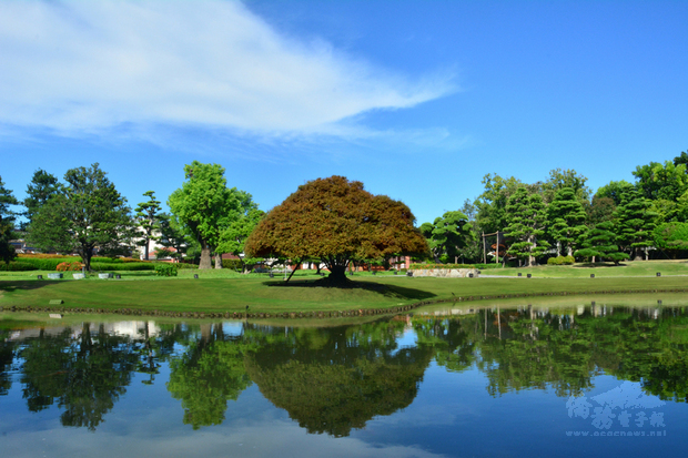 位於彰化永靖鄉的成美文化園為頂新魏家所建,園區內有被列為歷史建築的魏家祖厝「成美公堂」,也有姿態優美的百年老樹等景點,人在園區有如置身日本兼六園。