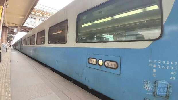 10年前因陸客團遊覽車在蘇花公路墜海，它復出行駛北迴線；南迴線電氣化後又支援當區間車。這列哪邊有需要就哪邊跑的藍色「特快車」即將在民國113年走入歷史。