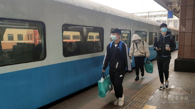 台鐵691班次復興號列車花蓮開往樹林，每星期只有周日開一班次，花蓮開車後直達松山，行車速度比自強號快，但車資便宜，只有少數旅客知道這班次列車。