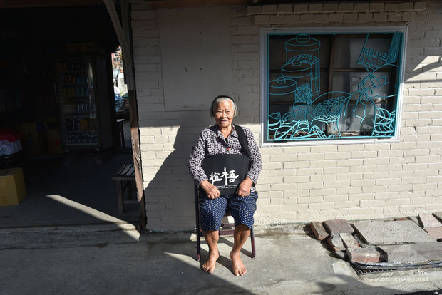 93歲的李林選阿嬤經營雜貨店數十年，曾多次想改建房屋，但到調天府「擲嘸杯」，沒想到此次雜貨店成為主角。