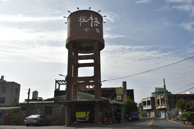雲林縣口湖鄉梧北村有座60餘年水塔，自來水普及後，水塔失去供水功能，仍是地方最重要地標，村民們合力讓水塔再現風華。
