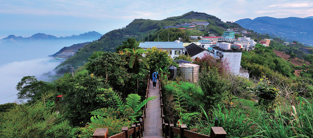 阿里山國家風景區60多條步道主要分布在低、中海拔山區,溫度適宜、空氣清新,鄰近村落和周邊景點,適合全家大小前往旅遊。圖為位於嘉義縣番路鄉公田村巃頂步道。