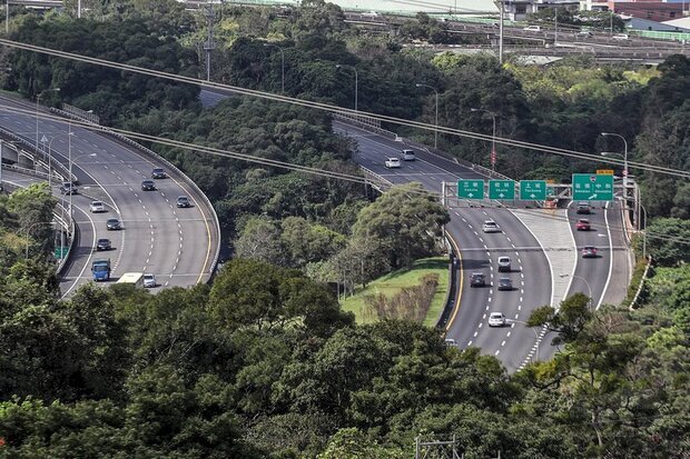 連續假期間國道交通量為平日的1.5倍至2倍，可利用「高速公路1968」App 查詢路況。