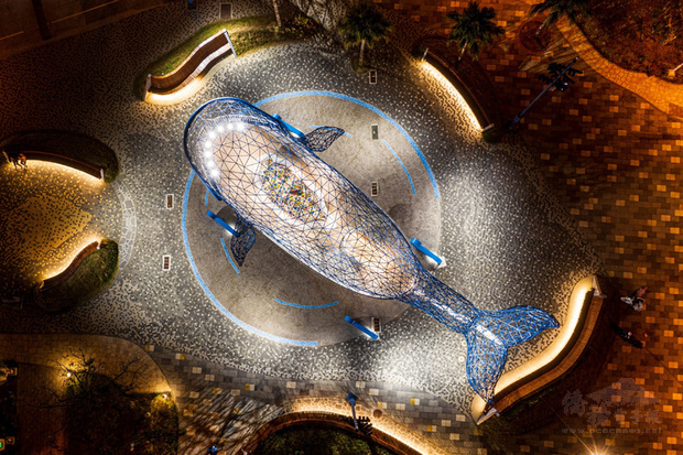 台南市政府觀光旅遊局於安平漁港安億橋下設置大型環境藝術「大魚的祝福」，由藝術家楊士毅操刀，周邊廣場改善後增加融合作品的夜間照明，視覺效果更佳。（中央社提供）