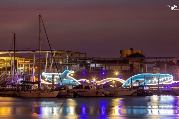 為推動運河觀光遊船，台南市安平港濱陸續增加不少休憩旅遊景點，位於安平遊憩碼頭的大魚星光牆是其中之一。（中央社提供）
