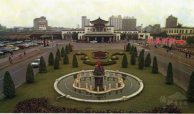 高雄火車站新站工程持續進行,老車站帝冠建築將啟動「高雄願景館回娘家計畫」,預計8月遷移,而在舊高雄車站前廣場有座「紅鯉魚」雕塑,象徵昔日舊地名「