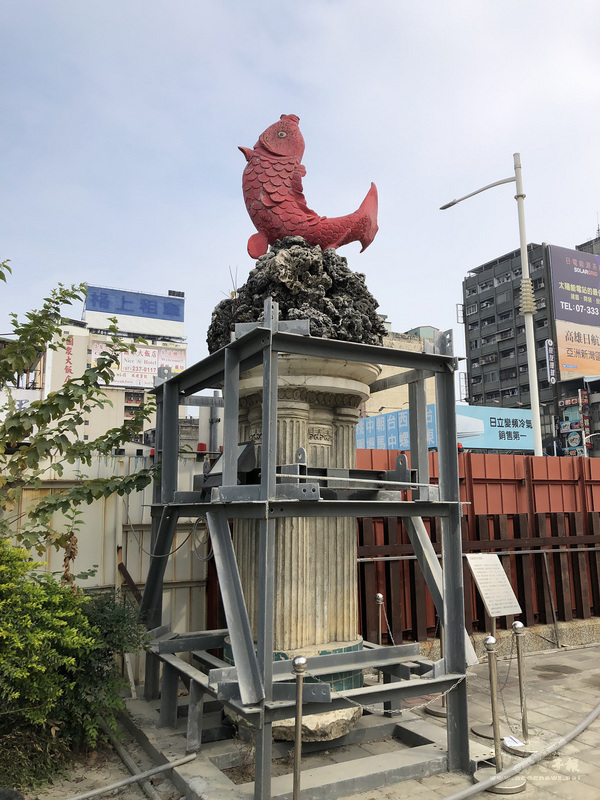 「紅鯉魚」雕塑是舊高雄車站前一個意象。