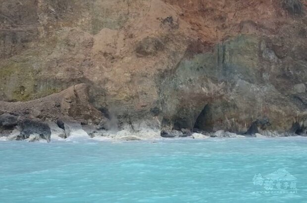 宜蘭龜山島過去因崩塌使得龜首噴氣孔被堵住，「龜島磺煙」奇景消失，解說員張展維帶遊客繞龜山島時，意外發現相隔17年後再度冒出白煙，令他感到相當驚喜。（張展維提供）