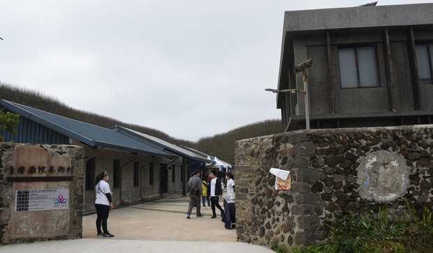 澎湖青灣仙人掌公園區的大山國際藝術村,21日在馬公嵵裡國小貝殼畫創作展中正式開放。(中央社提供)