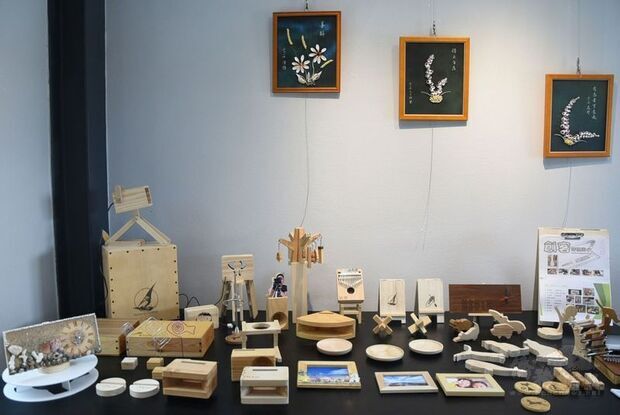 澎湖青灣仙人掌公園區的大山國際藝術村21日開幕,邀請馬公嵵裡國小展出30幅貝殼畫創作,現場並有小朋友以在地的貝殼等素材來創作。(中央社提供)