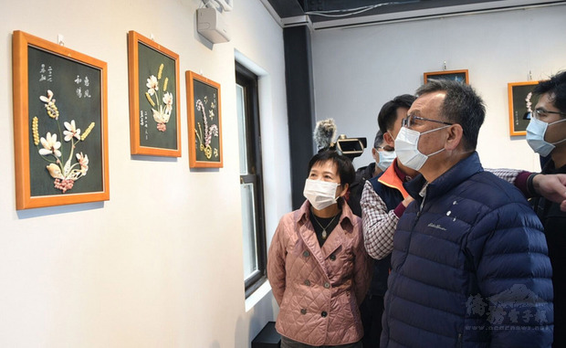 澎湖縣長賴峰偉(前右)與澎湖縣議會議長劉陳昭玲(前左)21日出席大山國際藝術村開幕,並參觀馬公嵵裡國小貝殼畫創作展。(中央社提供)