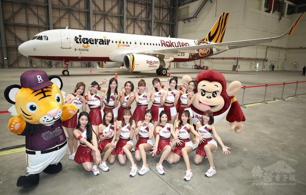 台灣虎航宣布與樂天桃猿隊合作推出彩繪機,彩繪機身除保留虎航最具代表融合Taiwan本島形體logo字樣及虎紋尾翼外,再搭配上樂天桃猿隊的吉祥物Rocky及球隊logo,巧妙結合虎航橘與樂天紅的搶眼配色,讓Rocky帥氣的身影與虎航客機一起翱翔天際。