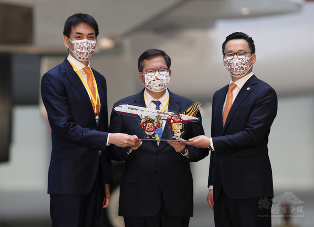 台灣虎航宣布與樂天桃猿隊合作推出彩繪機,桃園市長鄭文燦(中)出席見證樂天球團副董事長渡邊崇(左)與台灣虎航董事長陳漢銘(右)兩人合作簽署儀式。