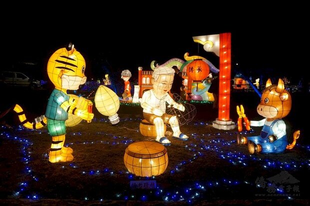 2021台灣燈會移展金門，化身為「金門星光節」，28日晚間在金門縣金湖鎮瓊林保護廟登場，絢麗精緻的花燈讓民眾驚嘆。 