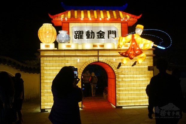 2021台灣燈會移展金門,化身為「金門星光節」,28日晚間在金門縣金湖鎮瓊林保護廟登場。圖為「傳藝風華燈區」最具金門意象的「躍動金門」花燈。