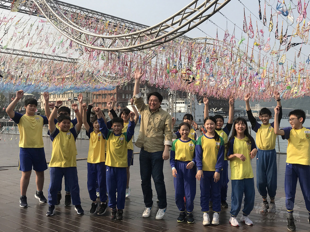 基隆市政府推出童樂海子島系列活動,其中「海子島樂
園」在海洋廣場的裝置藝術「基隆雨」(圖)和「白帶
魚」亮相,市長林右昌(中)歡迎民眾到基隆遊玩
。