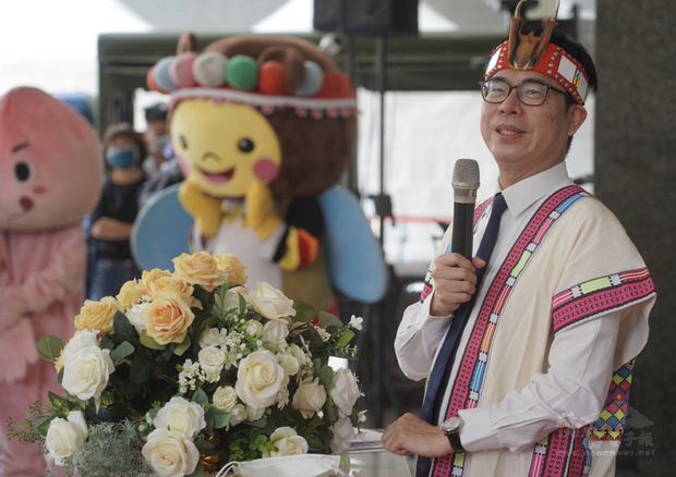 高雄那瑪夏賞螢季將登場，高雄市長陳其邁出席記
者會，穿上原住民傳統服飾致詞。