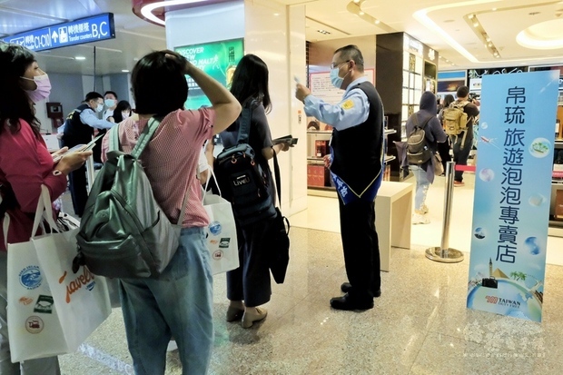 帛琉旅遊泡泡首發團4日晚間返台，旅客依分流規劃入境，並有專用商店、廁所及通關櫃檯，旅客表示，在帛琉依規定團進團出，台灣民眾可以在疫情期間出國遊玩真的很幸福。