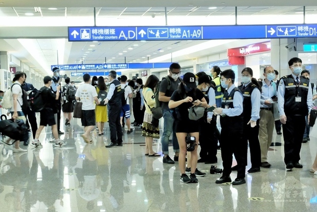 桃園國際機場公司總經理但昭璧表示，旅客入境整體作業順暢，要歸功於中央流行疫情指揮中心、交通部觀光局及桃機公司等單位通力合作。