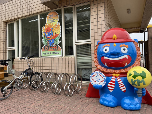 台電金門塔山發電廠大門口前的鐵馬驛站以包裝木料等加工打造，現已建置完成，歡迎車友利用；現場備有打氣及簡易修車工具，也可免費使用飲水機和洗手間。（台電塔山發電廠提供）