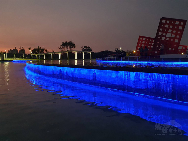 屏東縣長潘孟安14日晚間透過臉書報喜訊，宣布台灣首座以工業遺構為核心、複合水岸廊道的「屏東縣民公園」，勇奪2021美國繆思設計大獎（MUSE Design Awards ）最高殊榮「鉑金獎」肯定，抱回全球難得的「繆思女神獎盃」。
