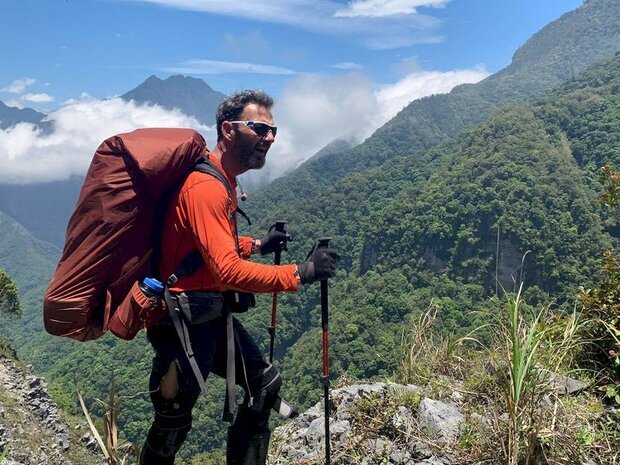 來自愛爾蘭都柏林、現居高雄的羅許完成登台灣百岳壯舉，是第一位完成這項挑戰的愛爾蘭人。（駐愛爾蘭代表處提供）