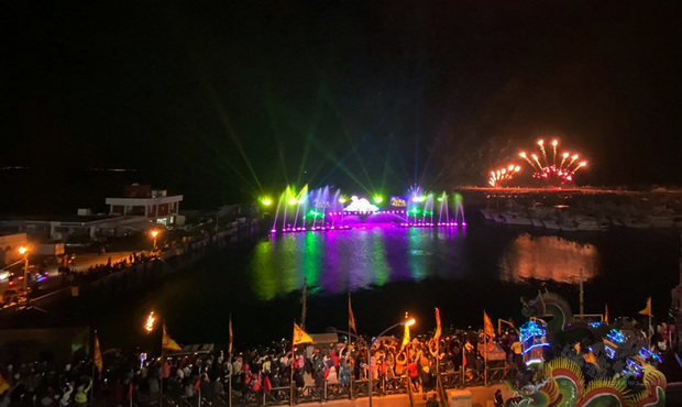 澎湖「2021外垵科技燈光創意展演活動」15日晚間起在西嶼外垵漁港正式展開，一連3晚為民眾帶來精彩科技燈光水舞秀展演，首日吸引滿場人潮爭睹。