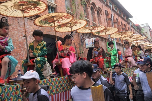 「2021金門迎城隍-浯島城隍文化觀光季」將於24日開跑,當天將出動8節蜈蚣座在後浦小鎮踩街遊行,邀民眾一起迎城隍、逗熱鬧。圖為2019年迎城隍蜈蚣座遊行活動情形。