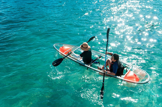 澎湖花火節即將在22日開幕，旅遊業者也精選特色活動給旅客參考，其中透明獨木舟體驗，旅客能拍出彷彿漂浮在水面上的超吸睛照片。（KLOOK提供）