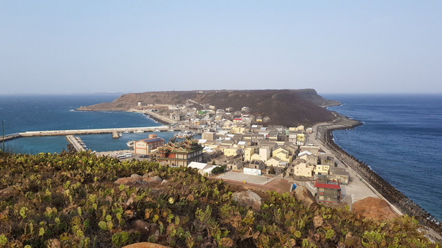 澎湖縣馬公市長葉竹林18日表示,「金色雙島追夕陽」活動的「雙島」,是指馬公市轄管的桶盤、虎井2處離島,為民眾赴南海旅遊的熱門景點之一,其中虎井島去年還獲選觀光局經典小鎮。