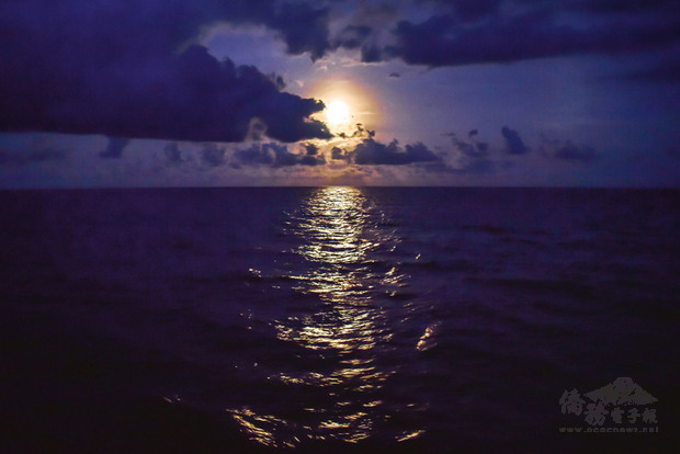 花蓮縣政府推「流星花蓮－山海星光」活動，與賞鯨業者合作舉辦「海洋月光賞星船」，尤其5月26日的活動還能看到罕見的「血月」，體驗大海上的緋紅月光海與寂靜繁星。（花蓮縣政府提供）