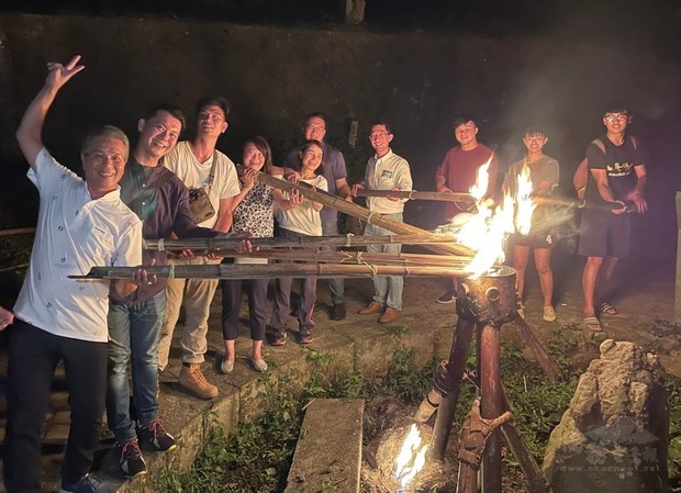 嘉義縣阿里山鄉茶山村以體驗部落傳統文化來發展觀光,納入原本就有的涼亭節、向天神取火活動、射箭、品嚐傳統美食及部落巡訪等,讓遊客回味無窮。