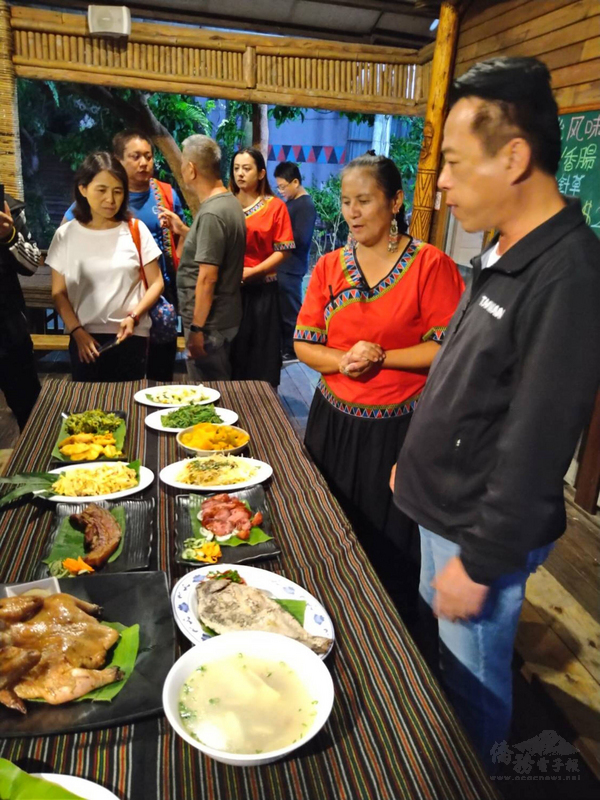 嘉義縣阿里山鄉茶山村走過八八風災創傷,鄒族、布農族與漢族合作重建家園並到泰國取經,以部落傳統文化發展觀光,風味料理讓遊客品嚐在地的味道。