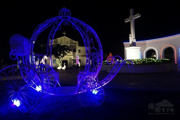 金門縣金湖燈光節配合縣府金門星光節延到5月30日閉幕，活動中透過白色天主堂基調營造出的歐式燈光風情，讓來到羅寶田神父紀念公園的民眾感受到神聖又純潔的莊嚴氛圍。