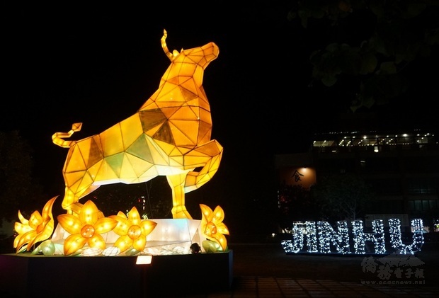 金門縣金湖燈光節配合縣府金門星光節延到5月30日閉幕，金湖燈光節主燈「金牛迎春」，結合生肖牛年和金湖特色的花蛤與木棉花，相當有氣勢。