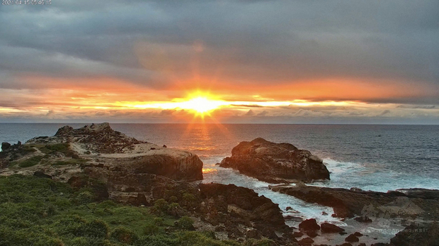 交通部觀光局東部海岸國家風景區管理處在花蓮石梯坪設置了4K高解析即時影像系統,供民眾透過行動裝置或電腦在官網遠端收看美景。(東管處提供)
