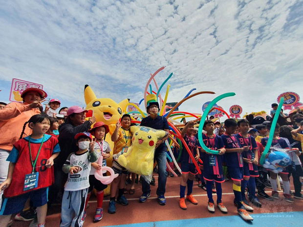 屏東縣政府一連3天在屏東縣立田徑場舉辦「全國囝囡同樂會」,縣長潘孟安(中)歡迎全國家庭到屏東親子旅遊。