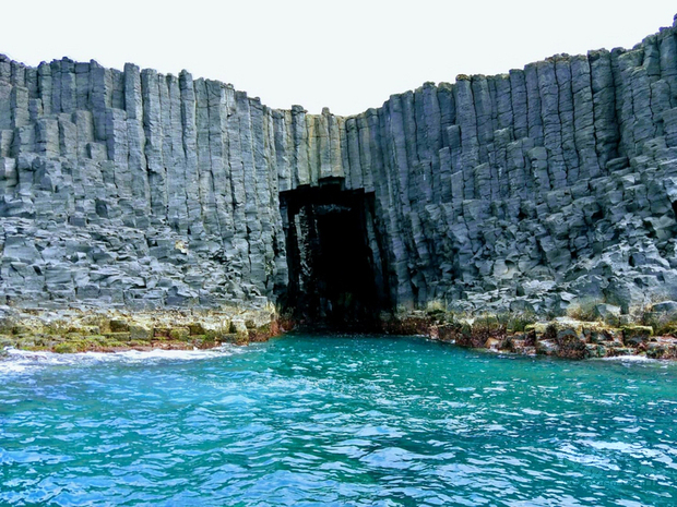 澎湖群島地質景觀，深具世界遺產潛力，渾然天成的玄武岩，有垂直、傾斜、放射、倒伏等奇特的地景風貌。（澎湖縣政府提供）