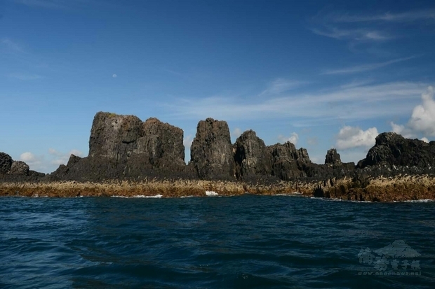 澎湖群島地質景觀，深具世界遺產潛力，尤其是玄武岩有垂直、傾斜、放射、倒伏等特殊的地景風貌。（澎湖縣政府提供）