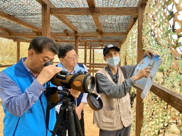 金門縣金湖鎮長陳文顧(左)表示,金湖鎮公所為了維護地方生態景觀,今年度與金門國家公園合作,在金門最大栗喉蜂虎營巢地青年農莊設置迷彩偽裝的「賞鳥隧道」。(金門縣金湖鎮公所提供)