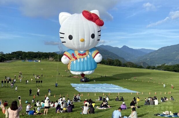 台東縣政府為今年熱氣球嘉年華打造的HELLO KITTY造型熱氣球亮相,在晨曦照射下,穿著布農族的「凱蒂貓」掀起熱潮。