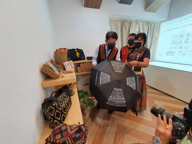 屏東原民物產館「原百貨」進駐「勝利星村」開幕，縣長潘孟安（左）參觀展示的原民精品。