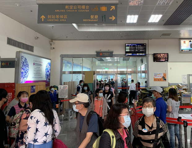 台灣武漢肺炎疫情升溫，馬祖觀光旅遊也受影響，截至14日各家旅宿退房率逾5成，還在持續增加；部分旅行社自主取消團體遊客，也有部分餐廳暫停營業。