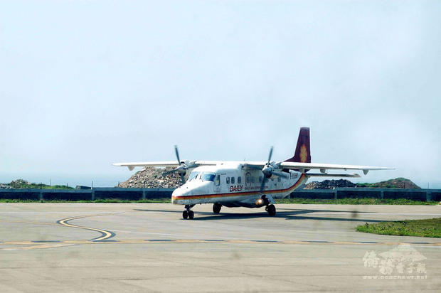 疫情嚴峻,德安航空飛行高雄至澎湖七美、望安等航線,28日起暫停至6月14日,航班改由澎湖機場起降,旅客在下機後完成自篩陰性後,再搭乘離島交通船南海之星往返七美和望安。