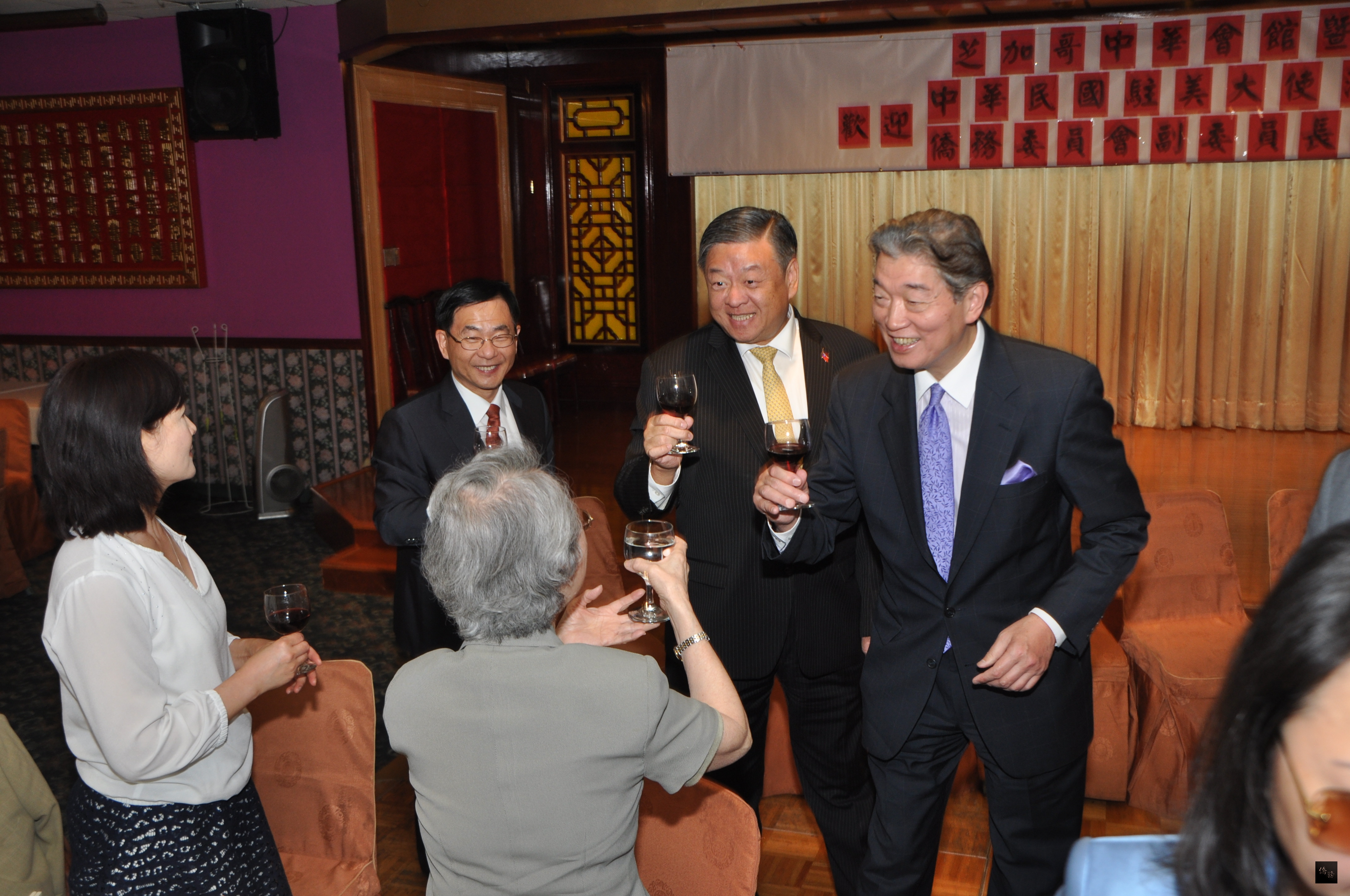 駐美代表沈呂巡（後右）、僑委會副委員長呂元榮（後中）向芝加哥中華會館舉辦的歡迎晚宴中，逐桌向與會的僑界人士敬酒。（芝加哥僑教中心提供）